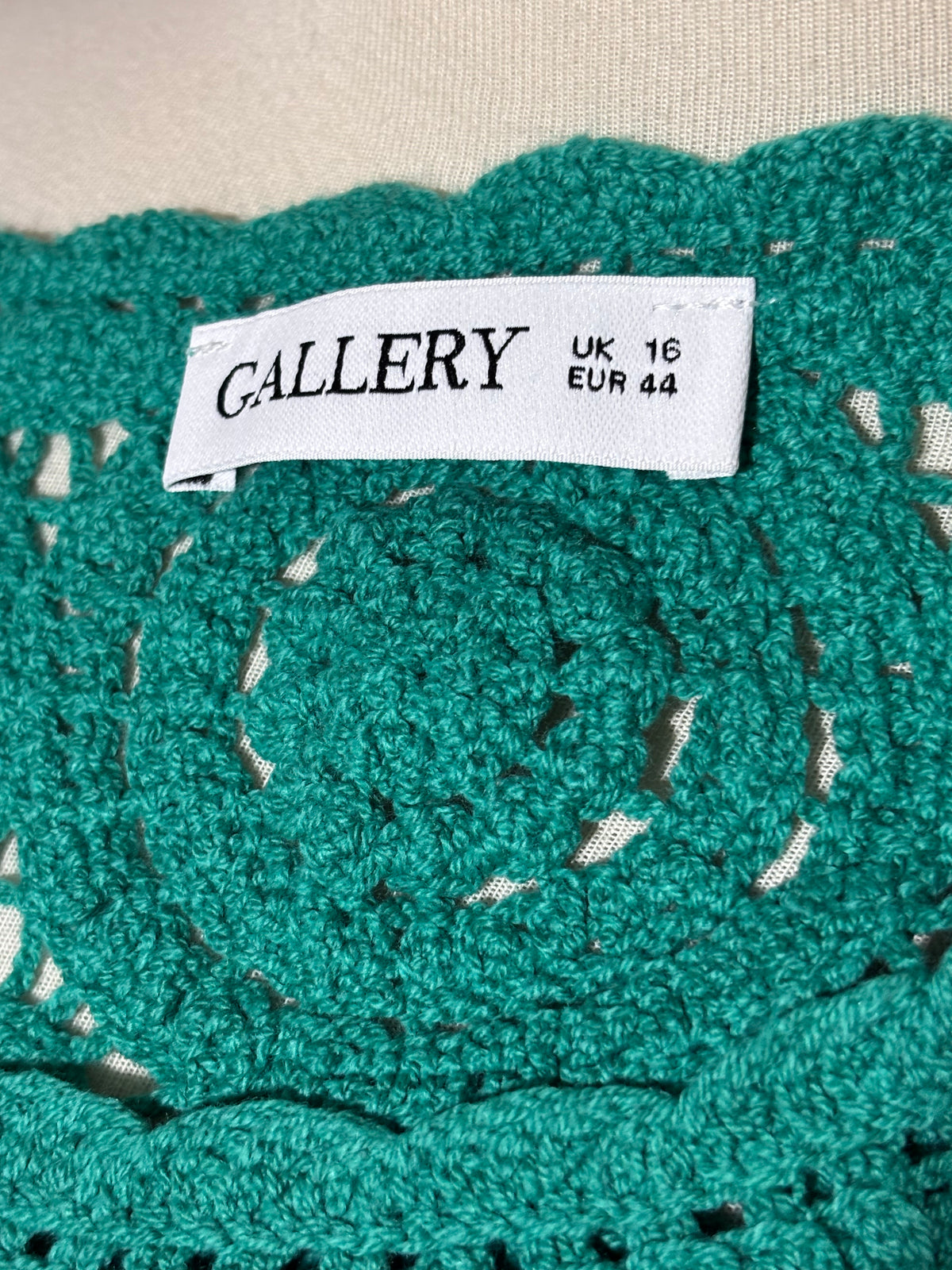Gallery label UK 16 EUR 44 on teal top