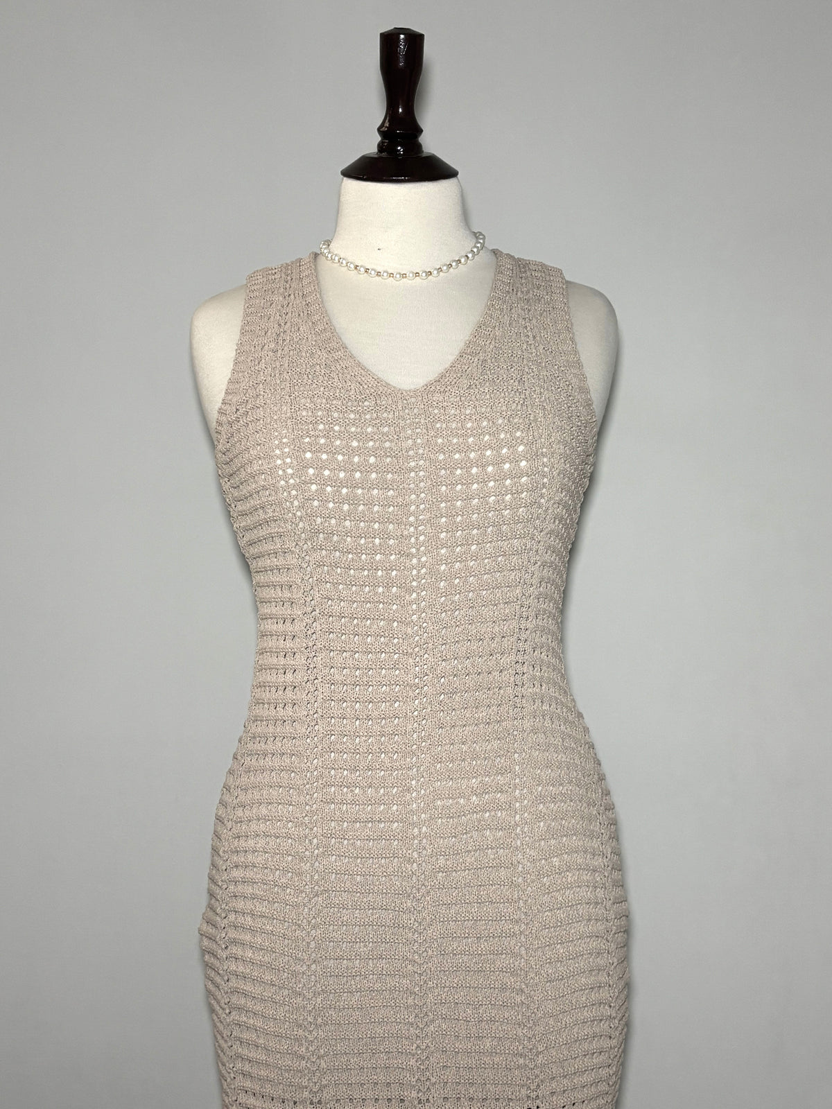 Beige dress V-neck and geometric openwork detail