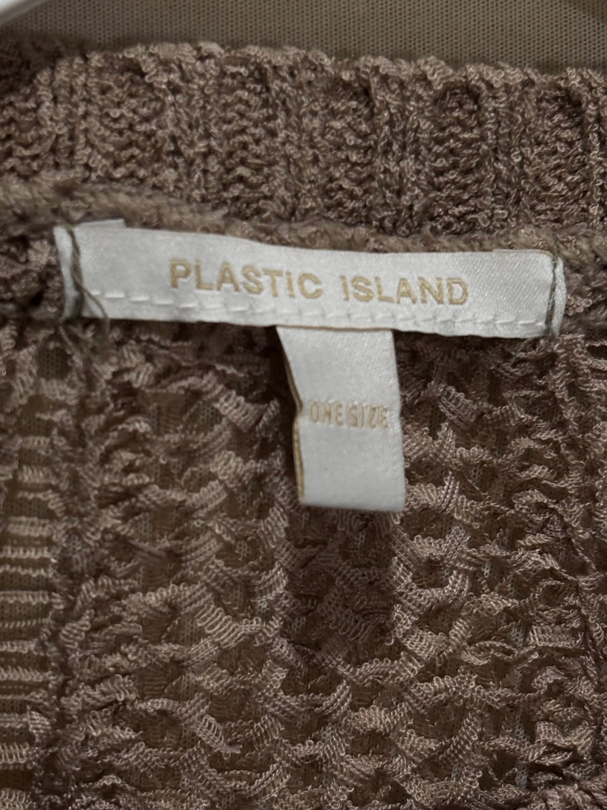 PLASTIC ISLAND ONE SIZE label