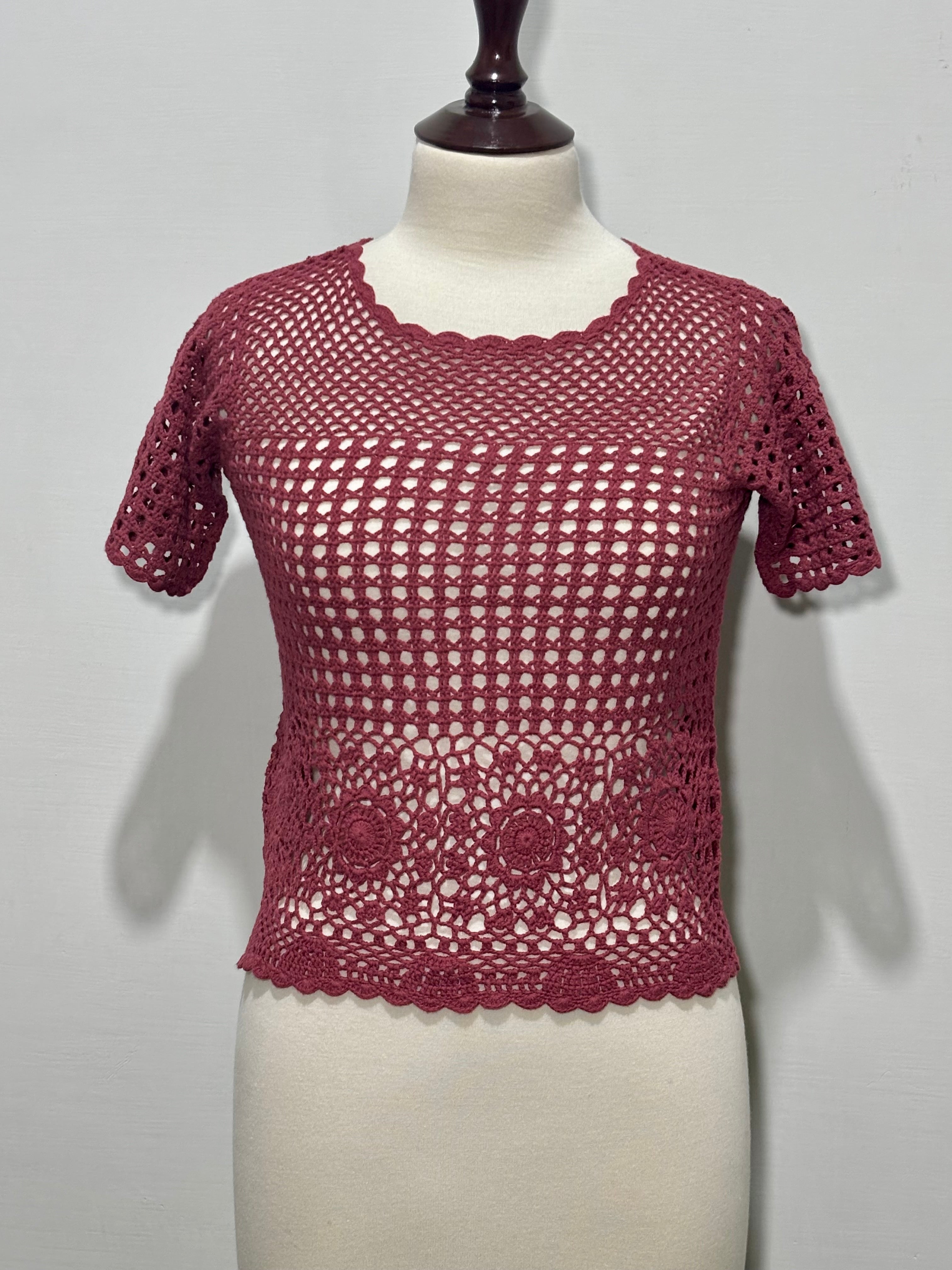 Dusty rose short-sleeve openwork top with floral motifs and scalloped hem