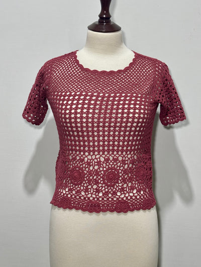 Dusty rose short-sleeve openwork top with floral motifs and scalloped hem