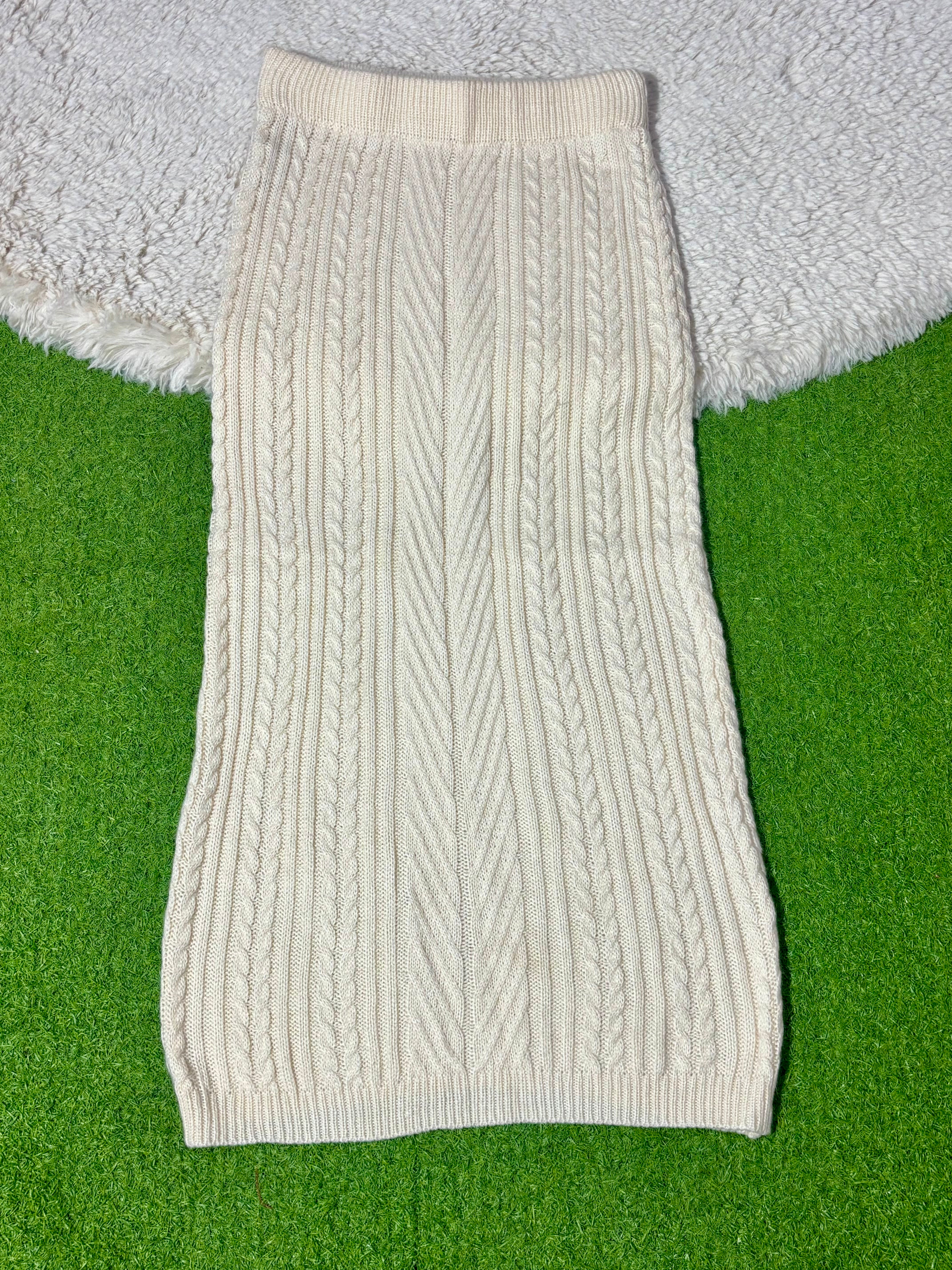 Cream cable-knit winter midi skirt with central chevron detail