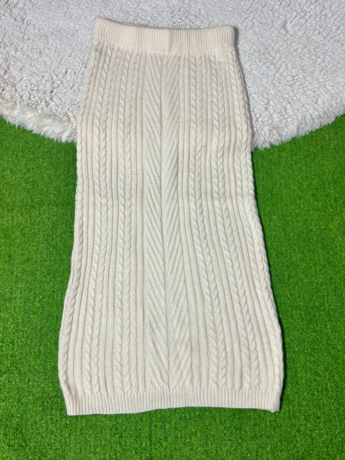 Cream cable-knit winter midi skirt with central chevron detail