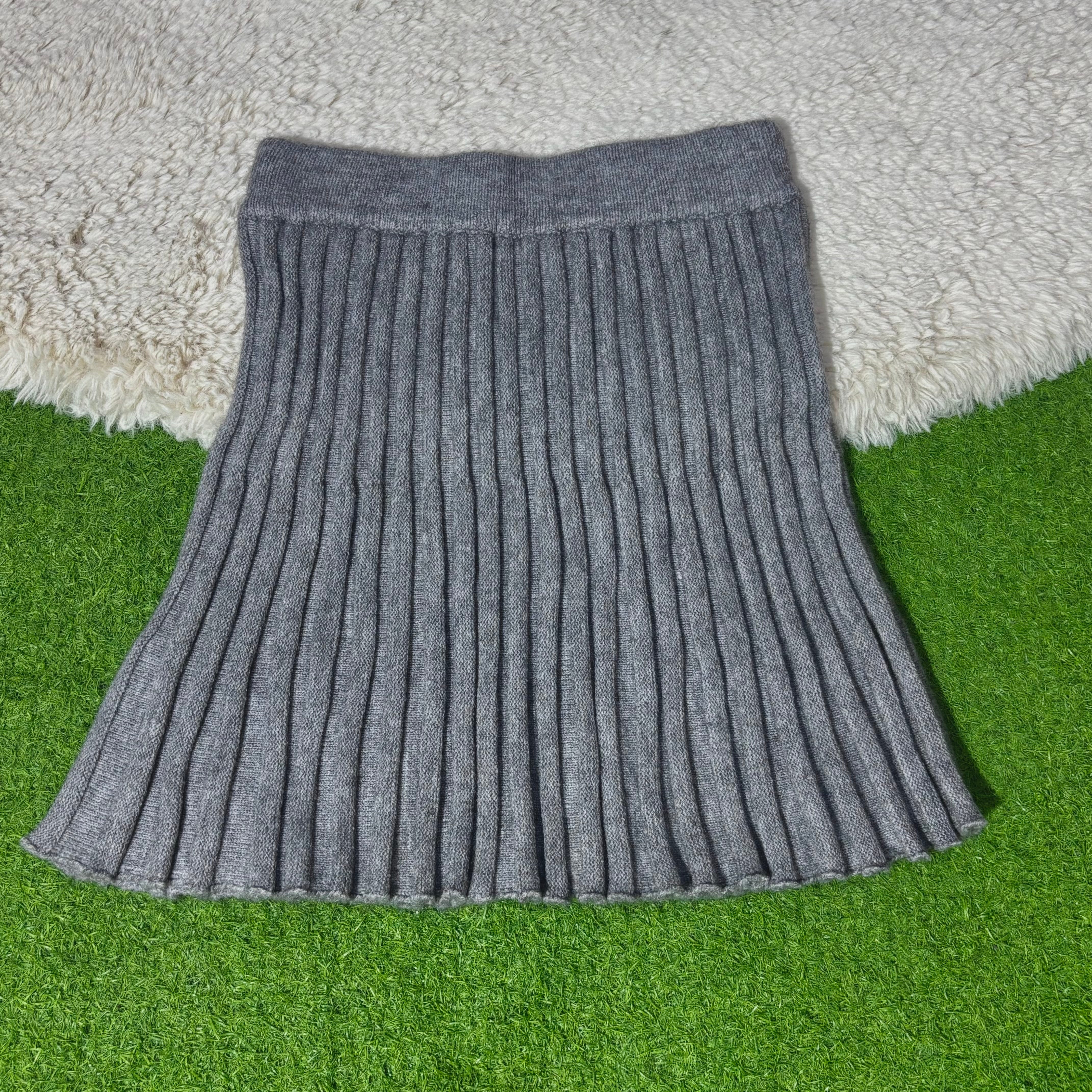 Grey pleated winter mini skirt with ribbed waistband