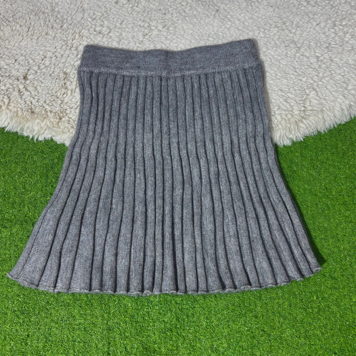 Grey pleated winter mini skirt with ribbed waistband