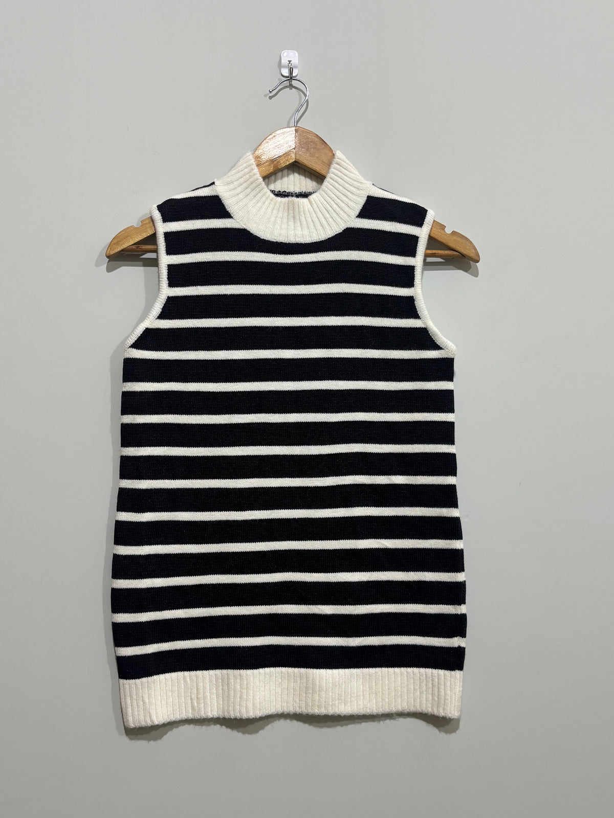 Striped sleeveless top with contrast ribbed collar and hem