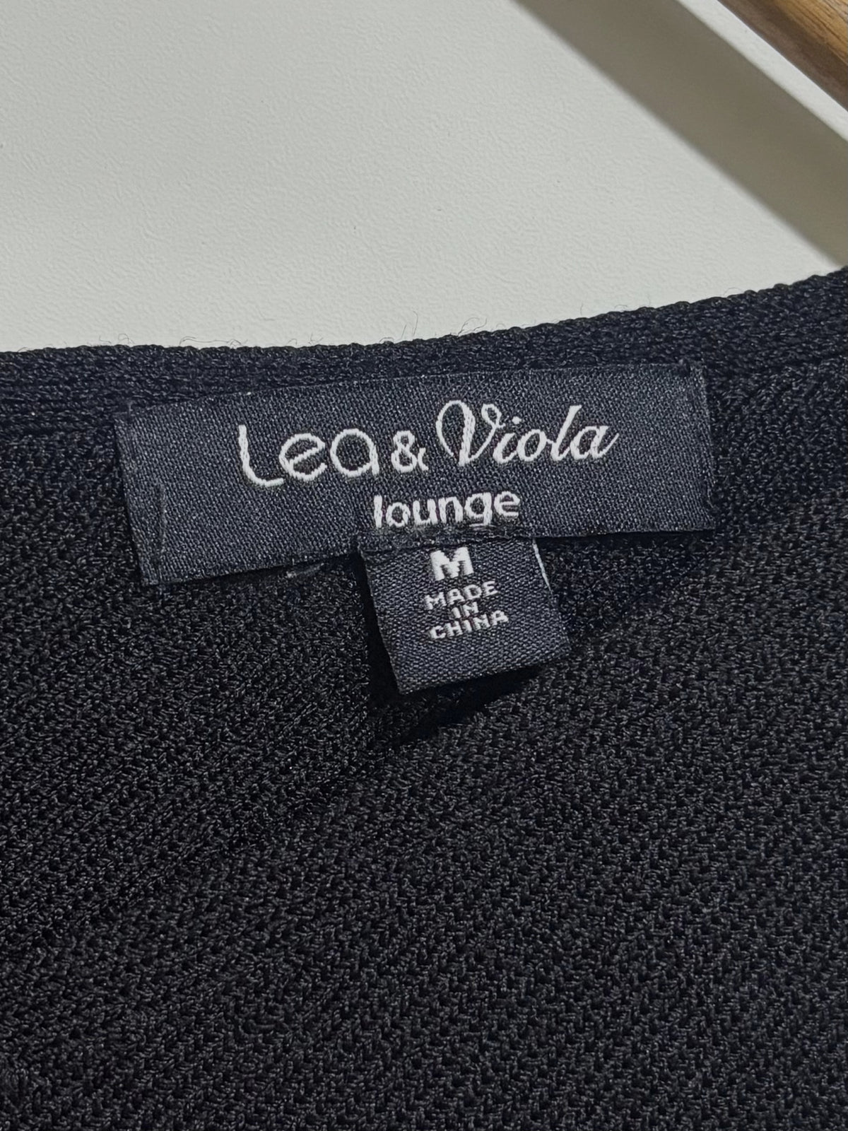 Lea & Viola lounge label showing size M