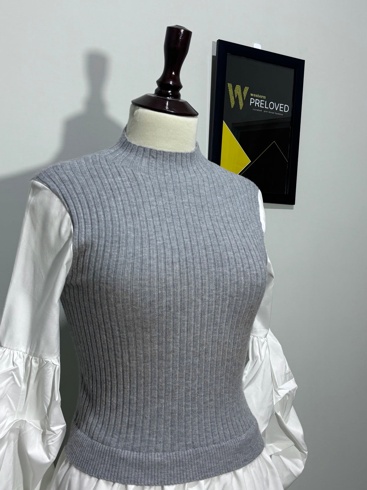 Ribbed bodice and statement puff sleeves detail