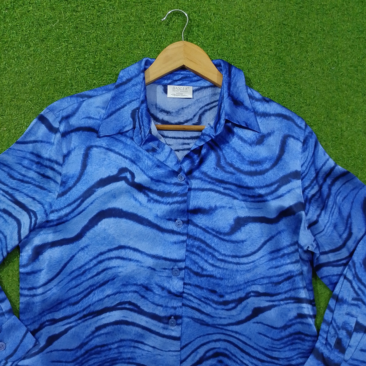 Blue Abstract Wave Print Full Sleeve Button-Down Shirt - Collar Detail