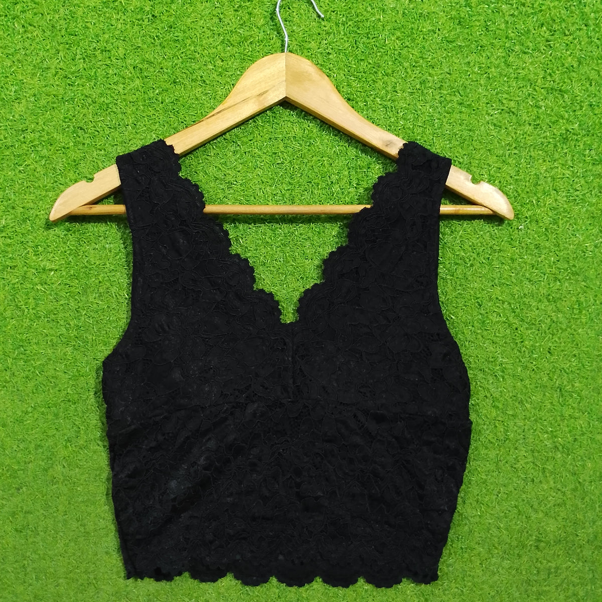 Black lace scallop V-neck sleeveless crop top - back view
