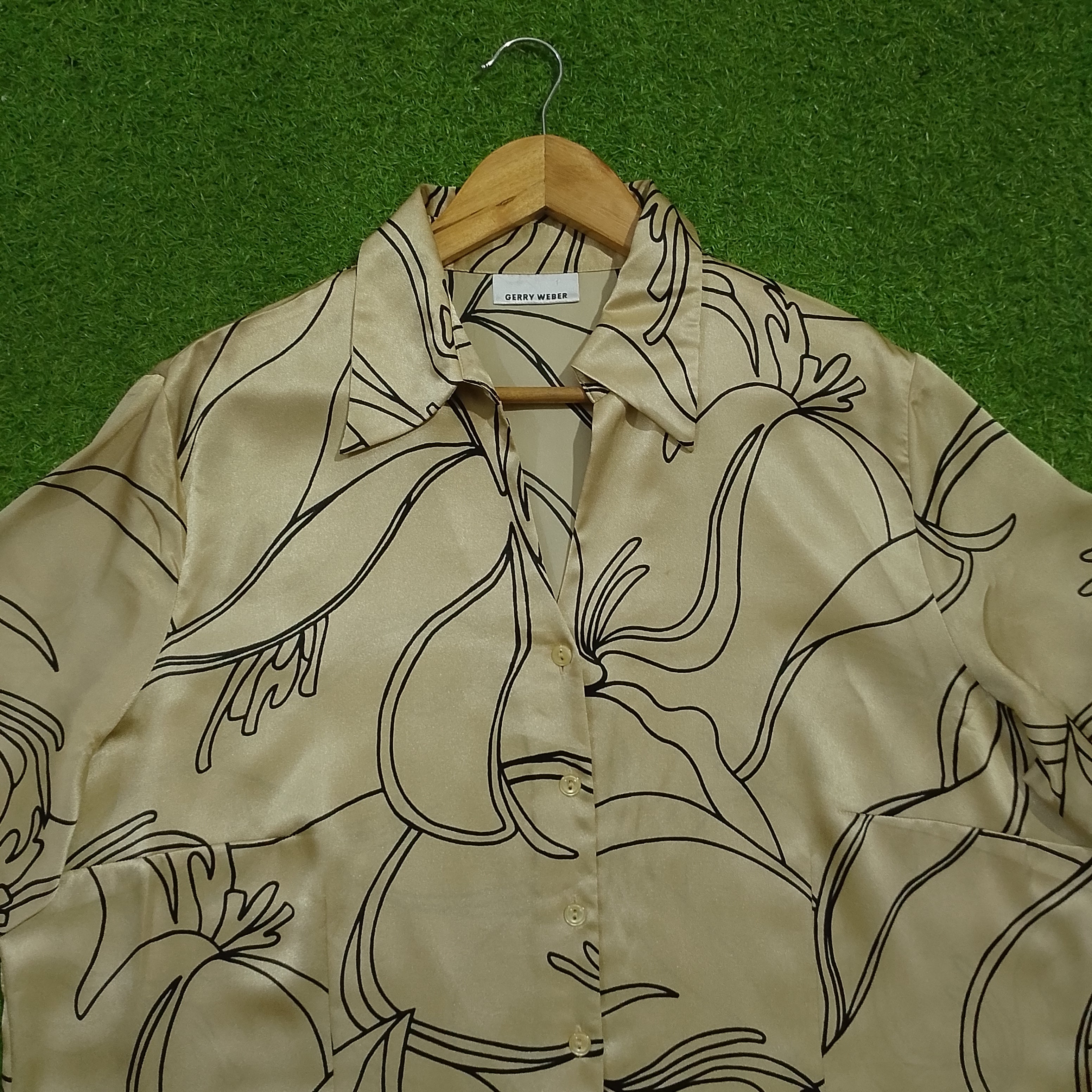 Beige black floral outline print long sleeve shirt collar close-up