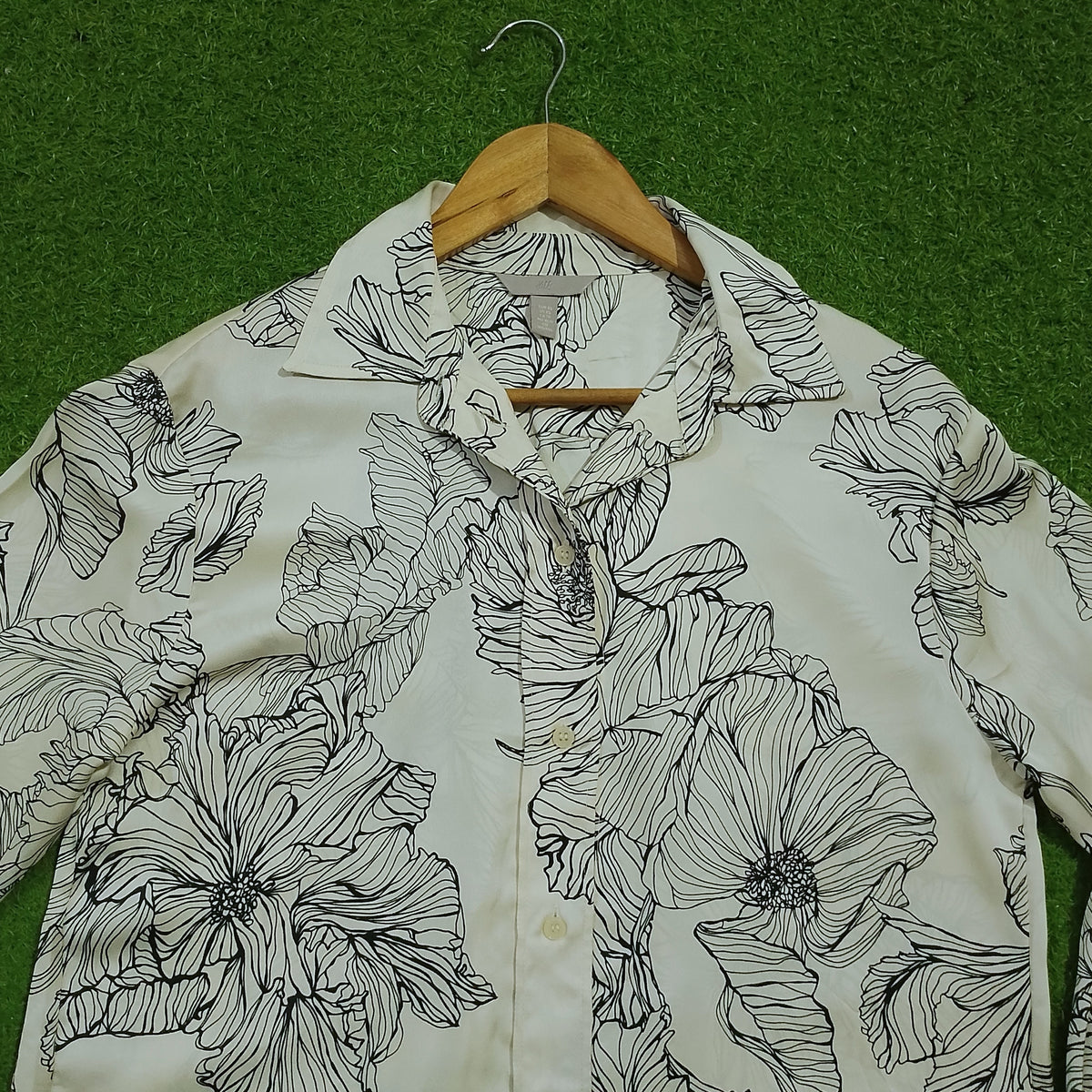 White Black Floral Print Long Sleeve Shirt - Collar Detail
