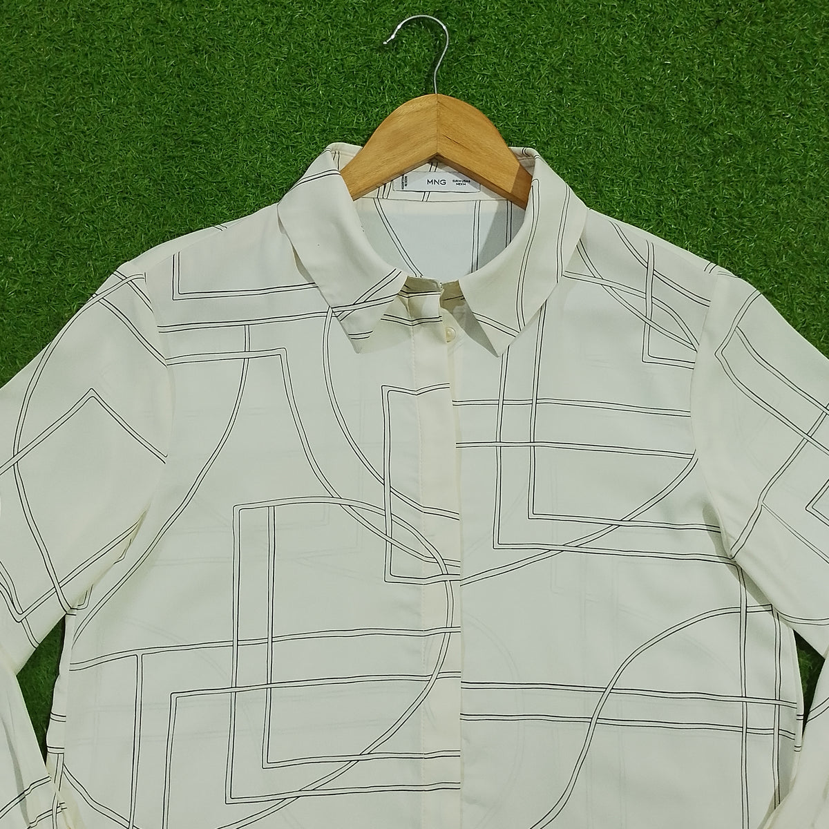 White black geometric print chiffon long sleeve shirt collar close-up