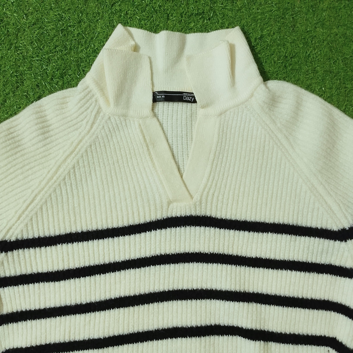 White black stripe open V-neck ribbed knit blouse - collar detail