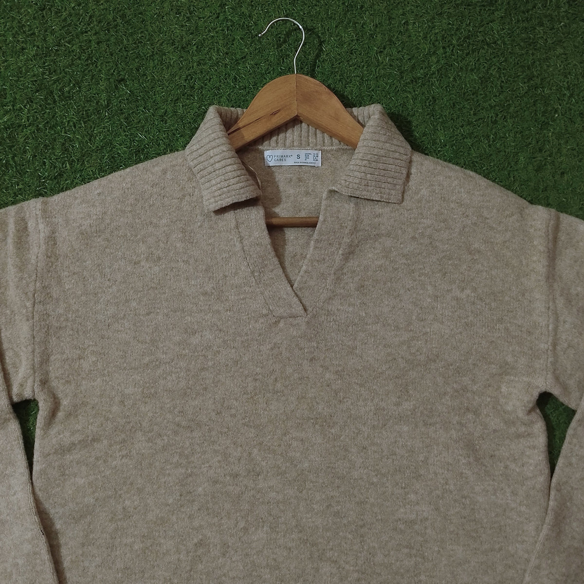 Beige polo collar open V-neck knit sweater - neckline detail