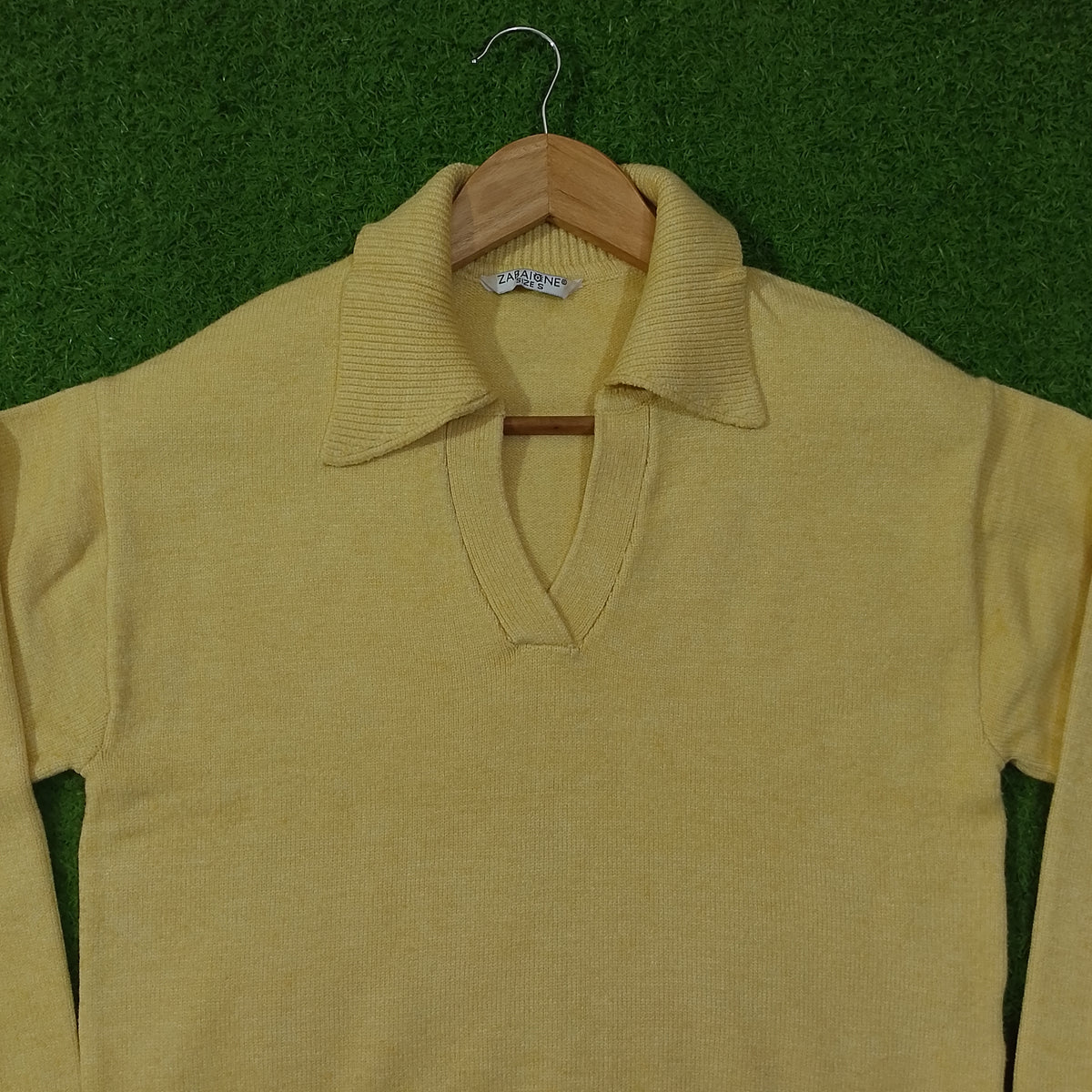 Butter yellow polo collar open V-neck knit blouse - collar detail