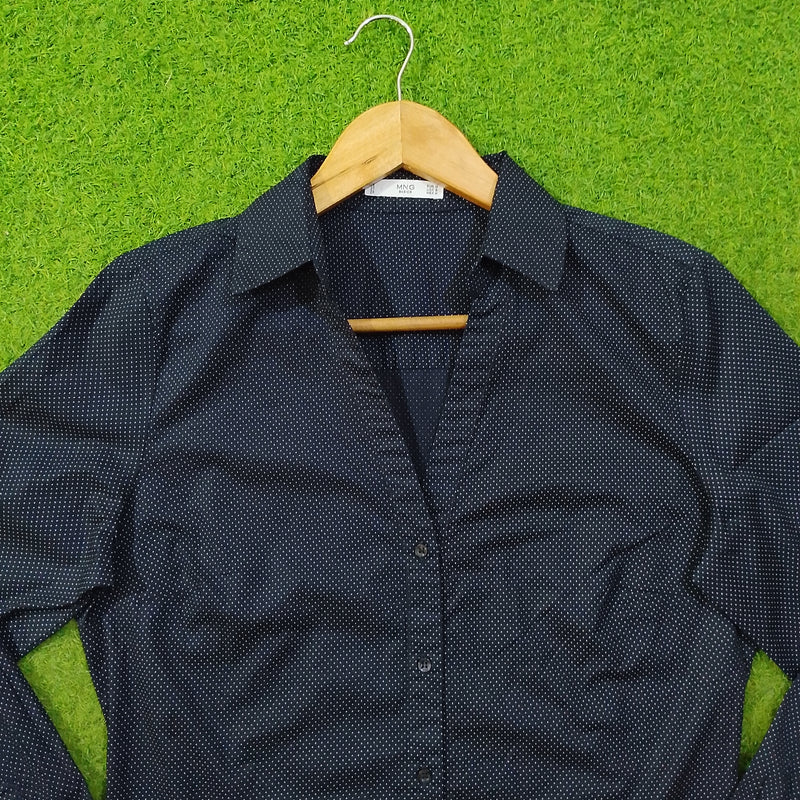 Navy blue polka dot cotton shirt by Mango - collar and label close up
