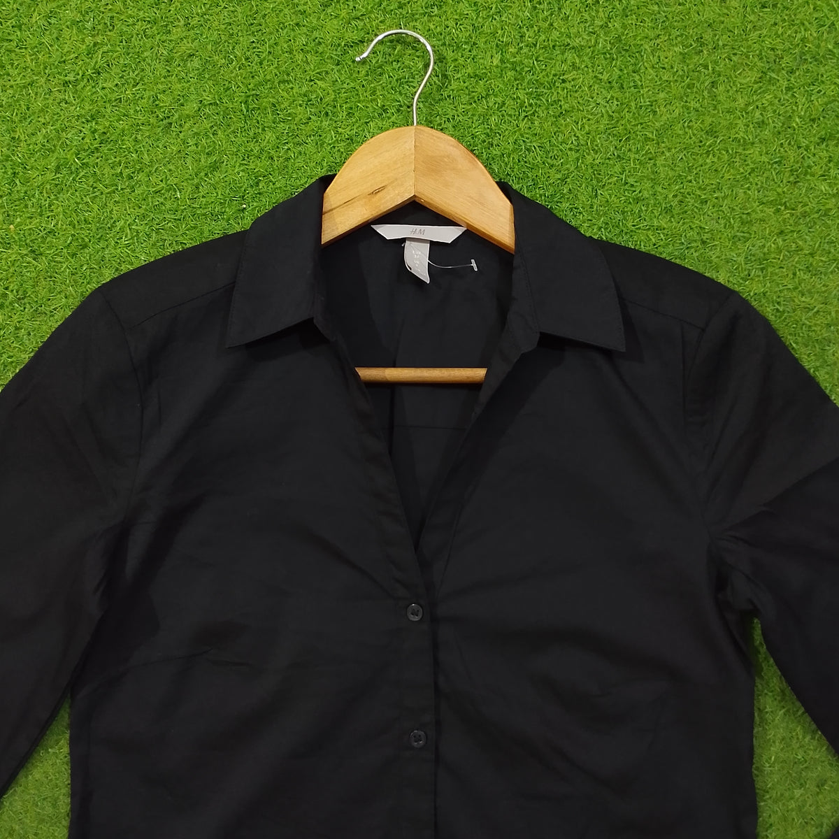 Black button-down cotton shirt by H&M - close up collar detail