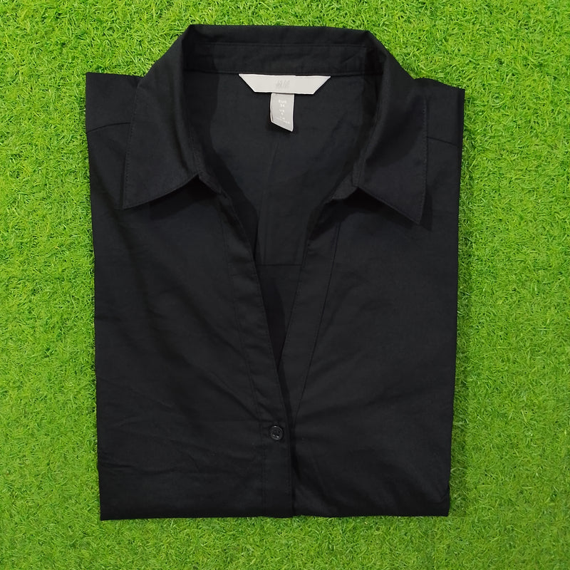 Black button-down cotton shirt by H&M - folded view