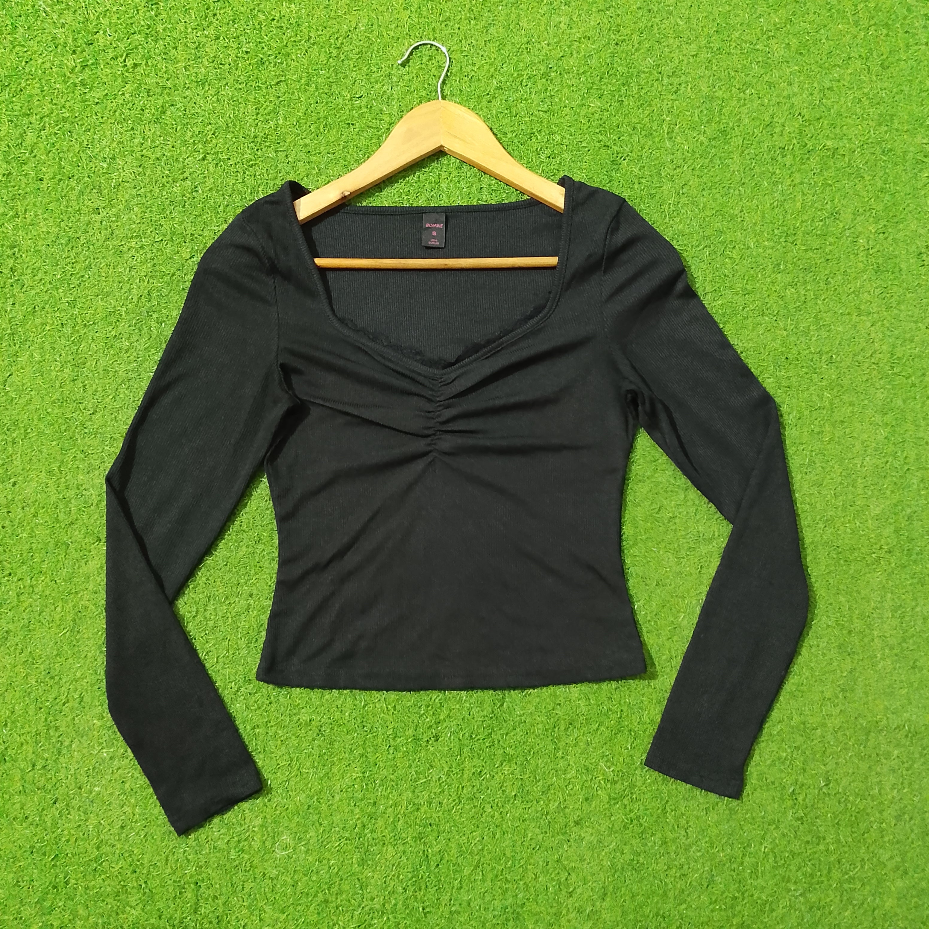 Black Ruched Sweetheart Neck Long Sleeve Crop Top