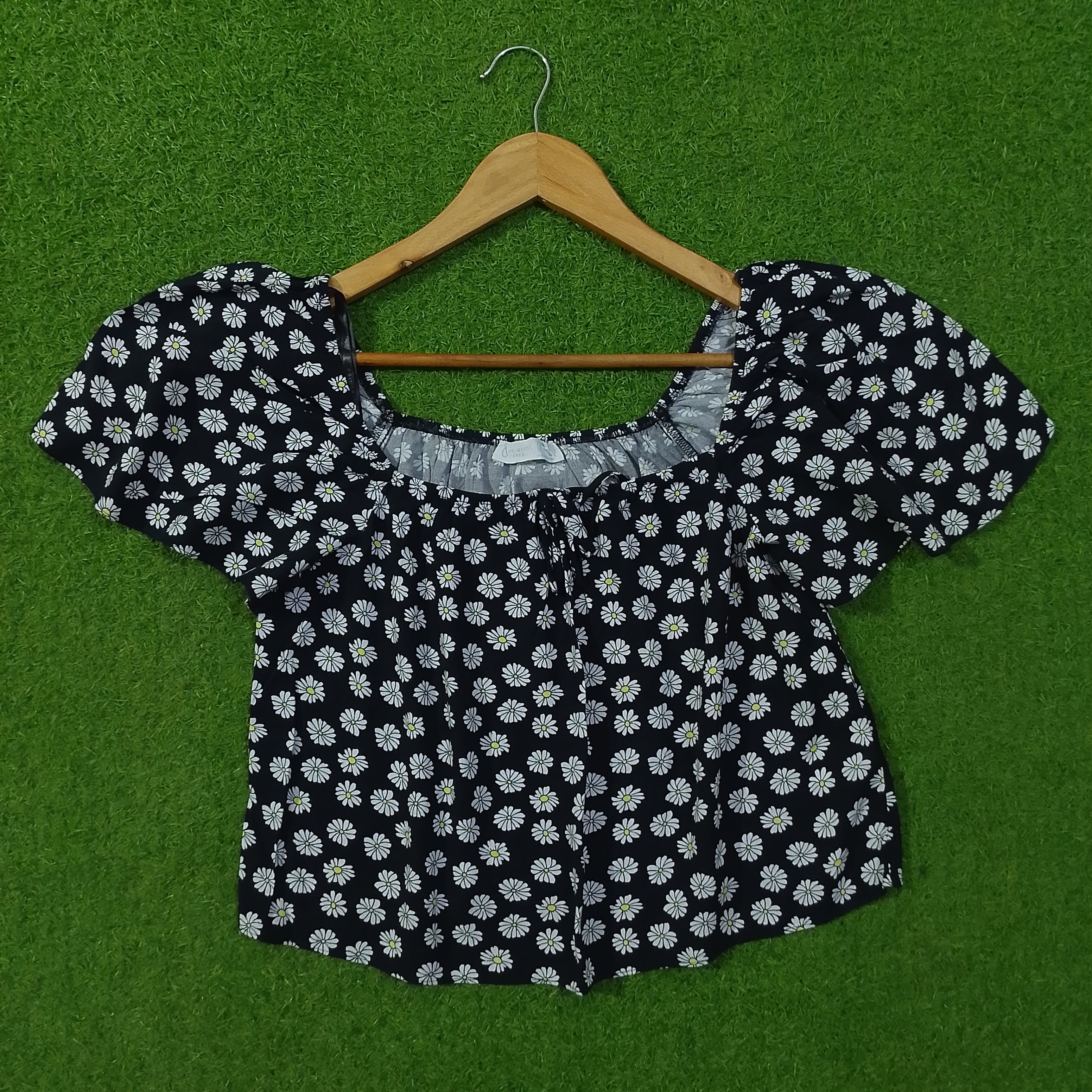 Black Daisy Print Off-Shoulder Puff Sleeve Crop Top