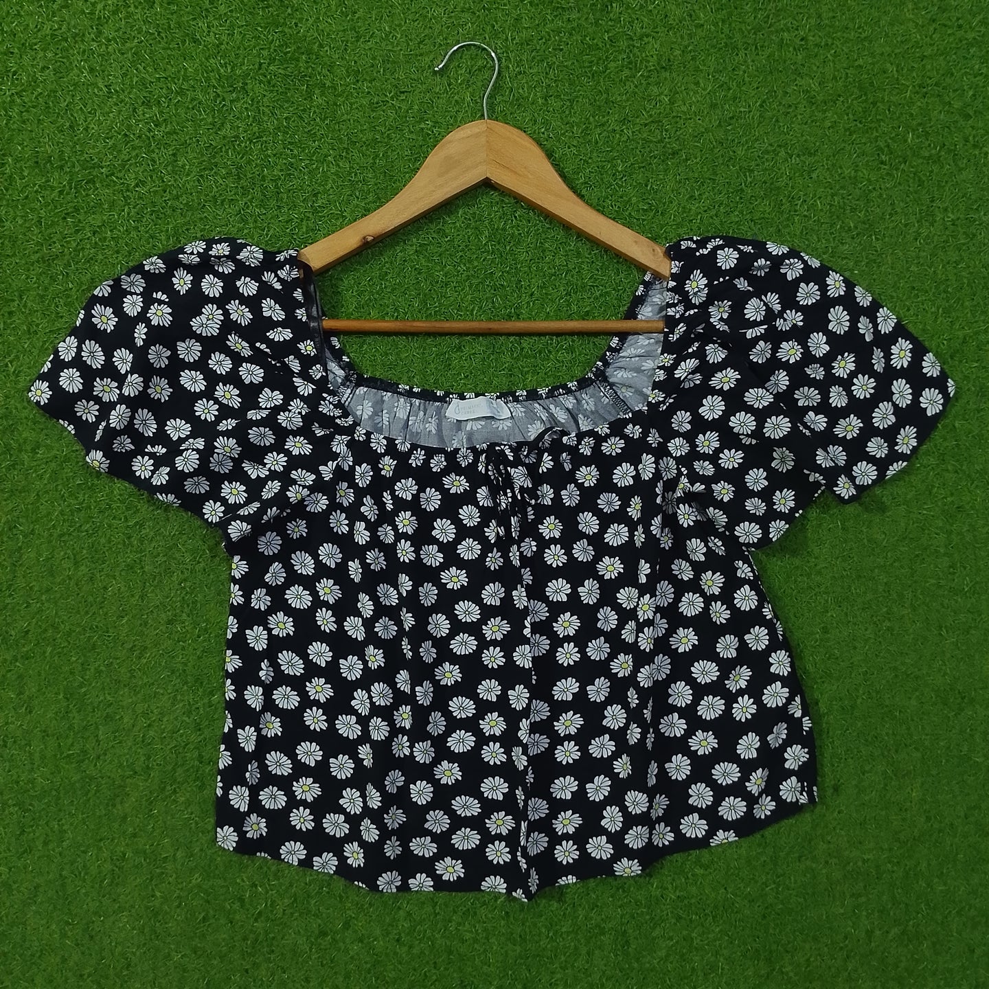 Black Daisy Print Off-Shoulder Puff Sleeve Crop Top