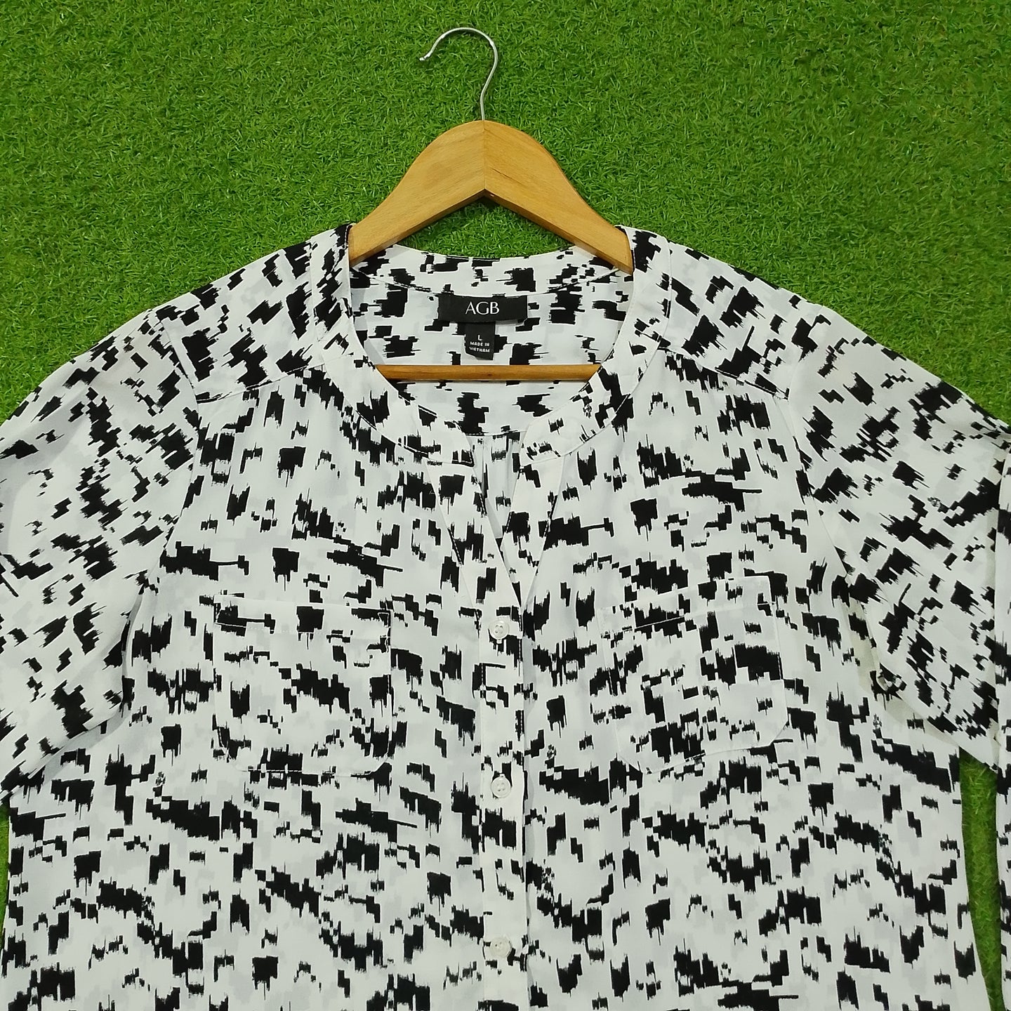 White Black Abstract Print V-Neck Button-Down 3/4 Sleeve Chiffon Shirt - Collar Detail