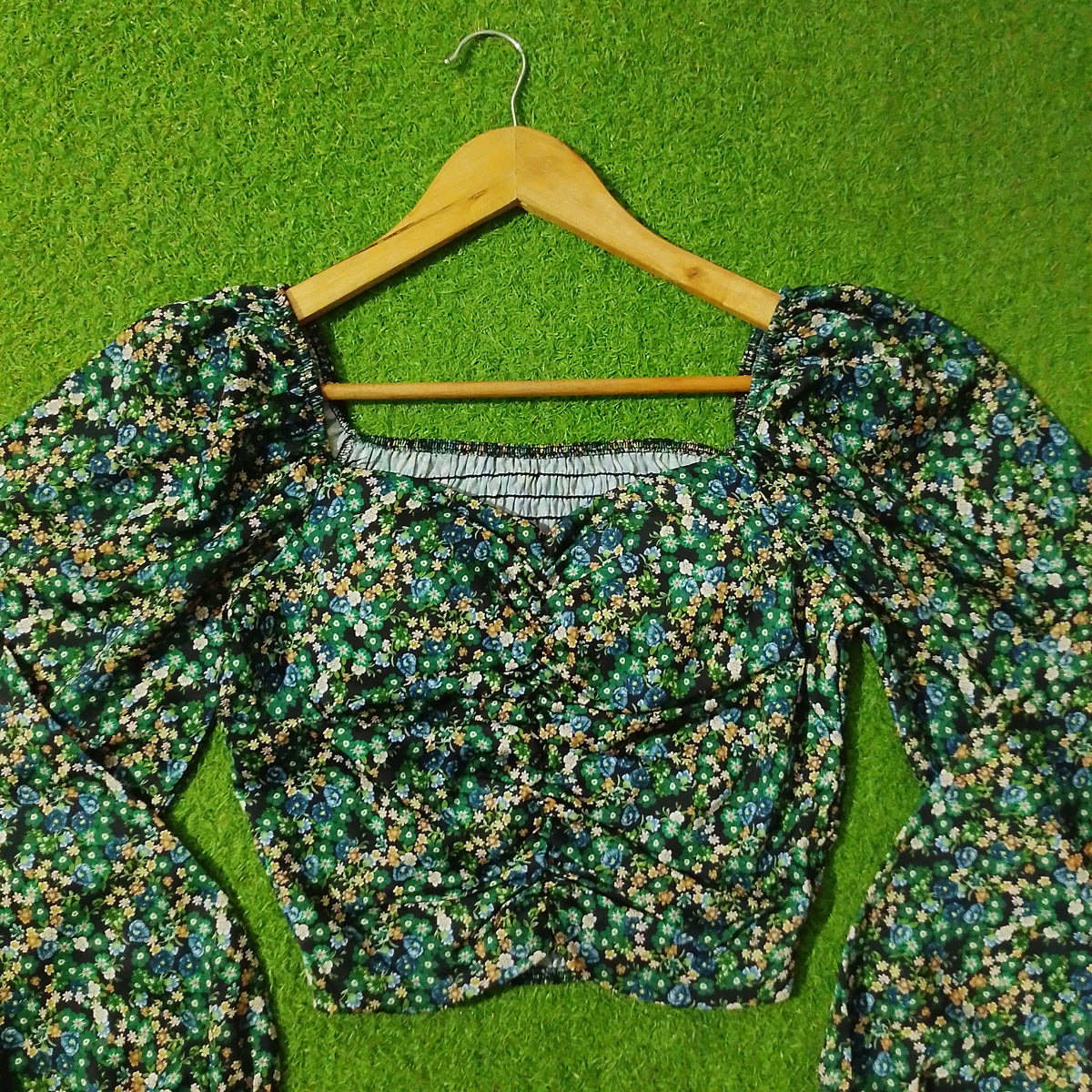 Dark Green Ditsy Floral Smocked Puff Sleeve Crop Top - Neckline Detail