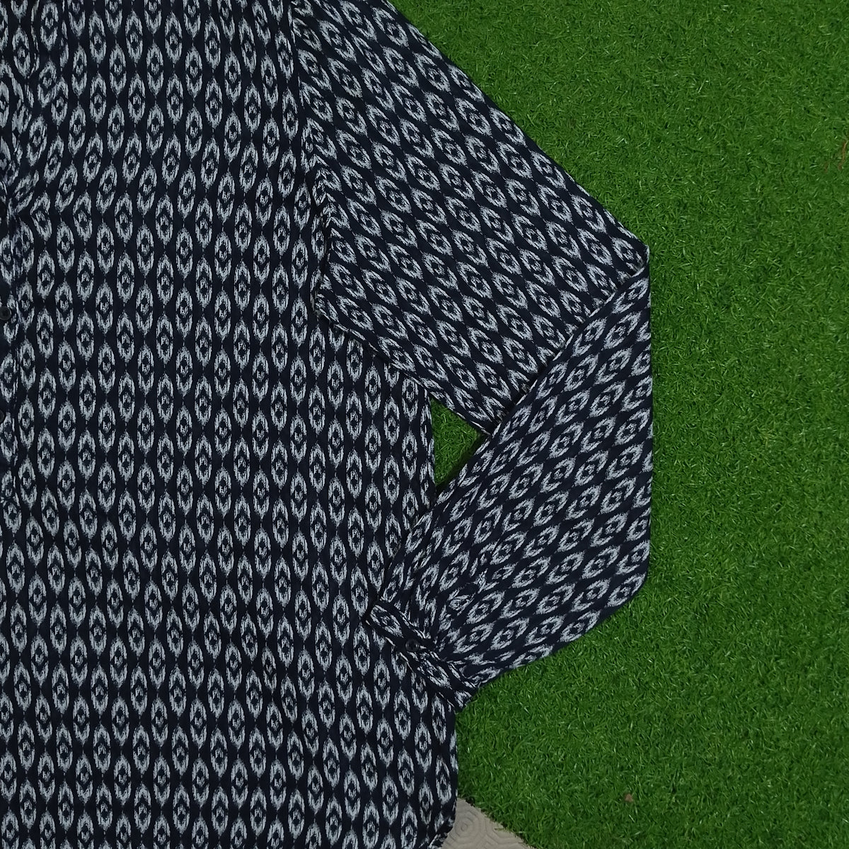 Black and white patterned shirt sleeve
