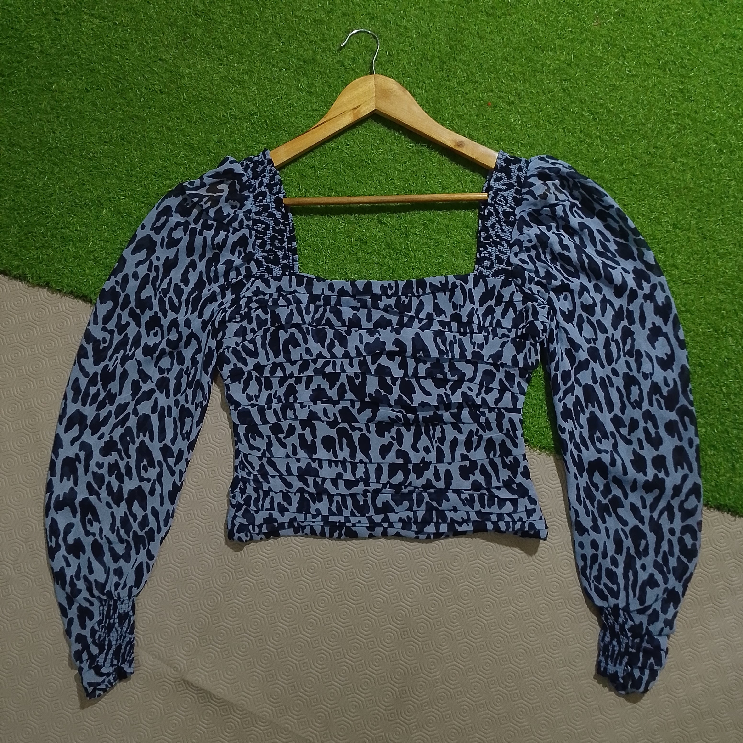 Blue black Zara leopard print smocked puff sleeve crop top front view