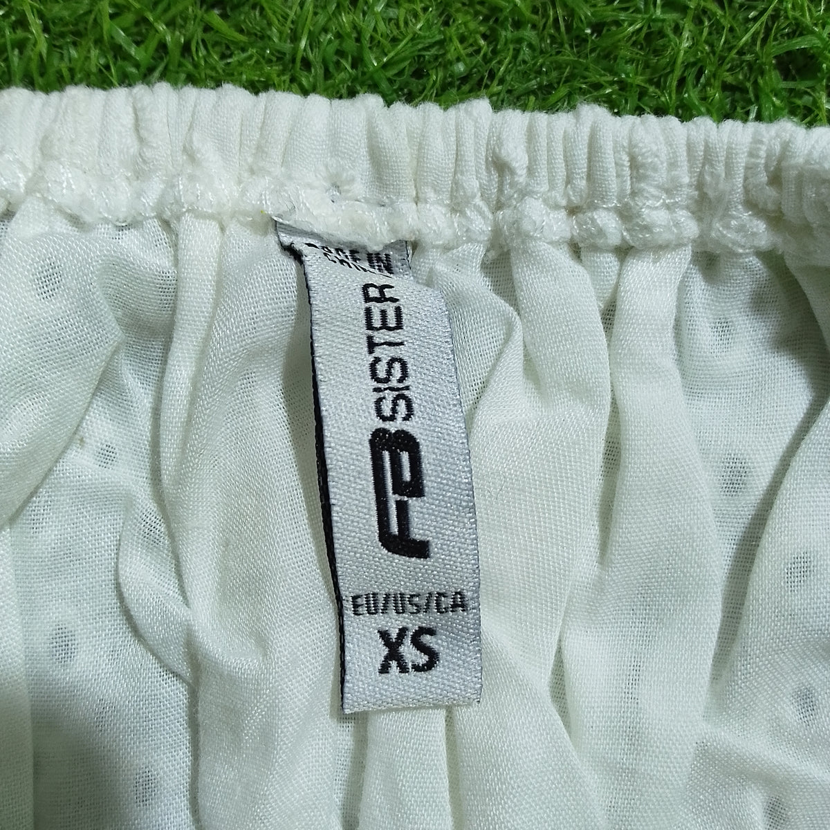 White L Sisters crop top size label