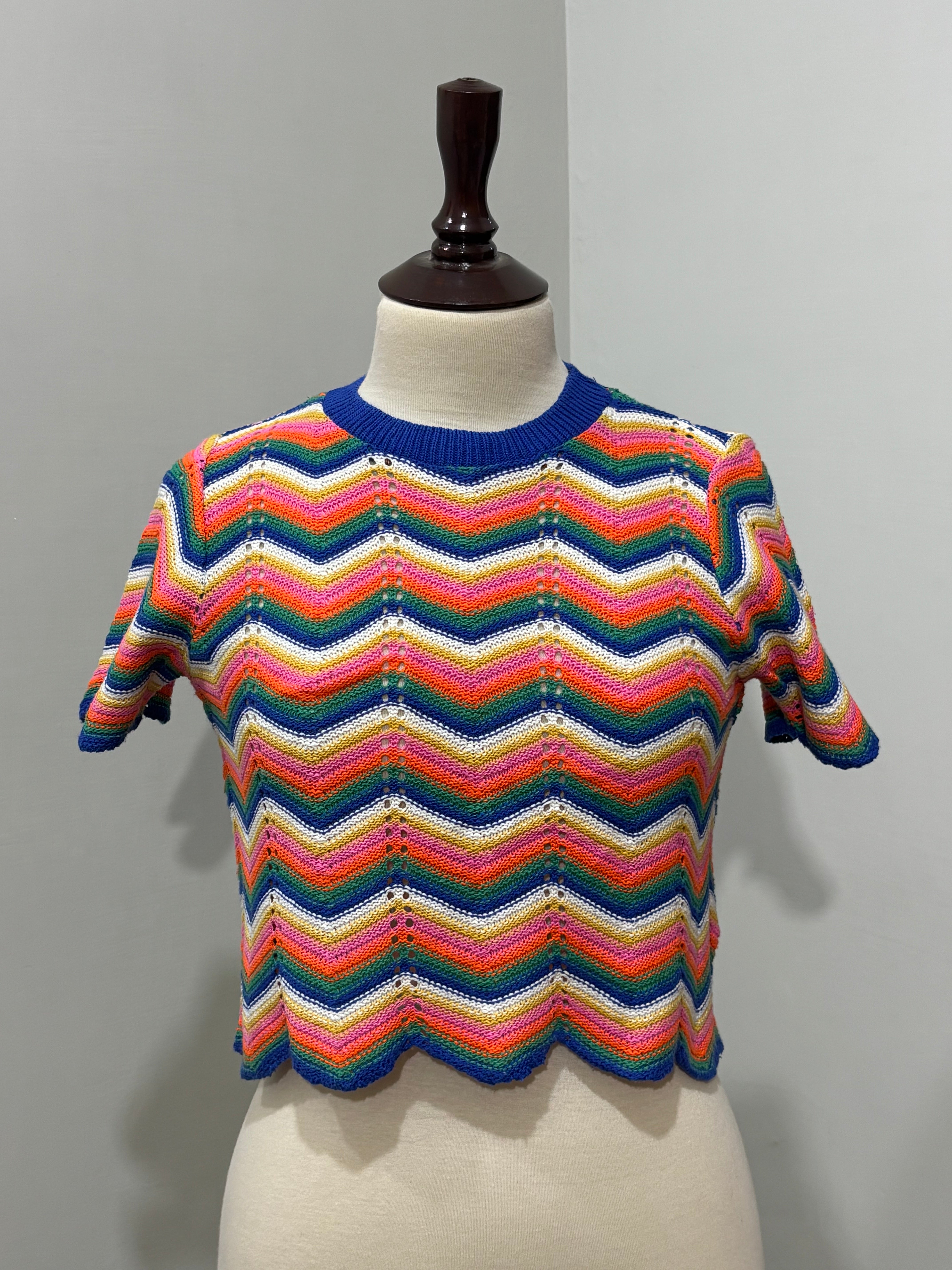 Multicolor chevron short-sleeve crop top with blue round neckline and scalloped hem