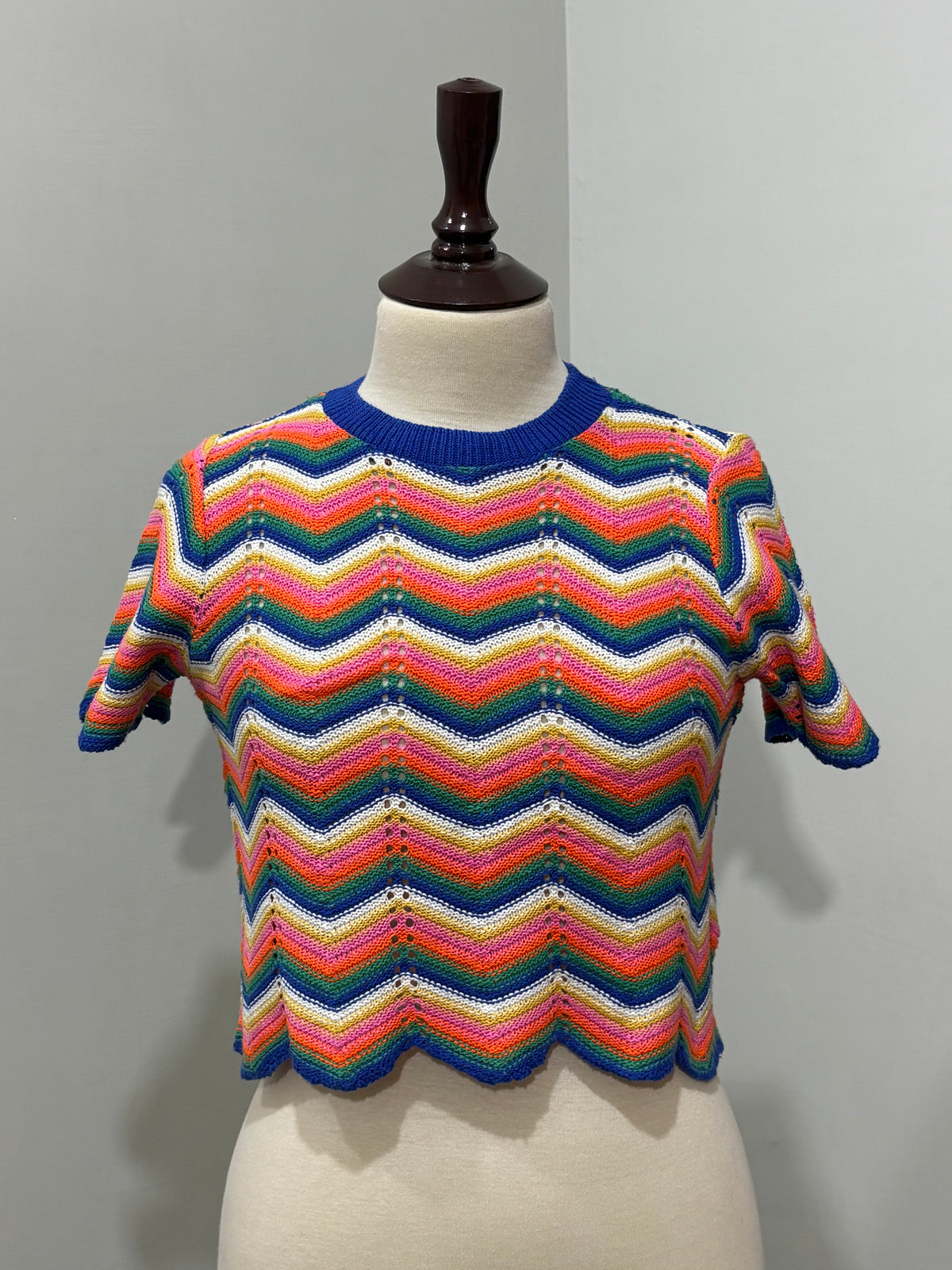 Multicolor chevron short-sleeve crop top with blue round neckline and scalloped hem