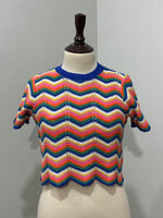 Multicolor chevron short-sleeve crop top with blue round neckline and scalloped hem