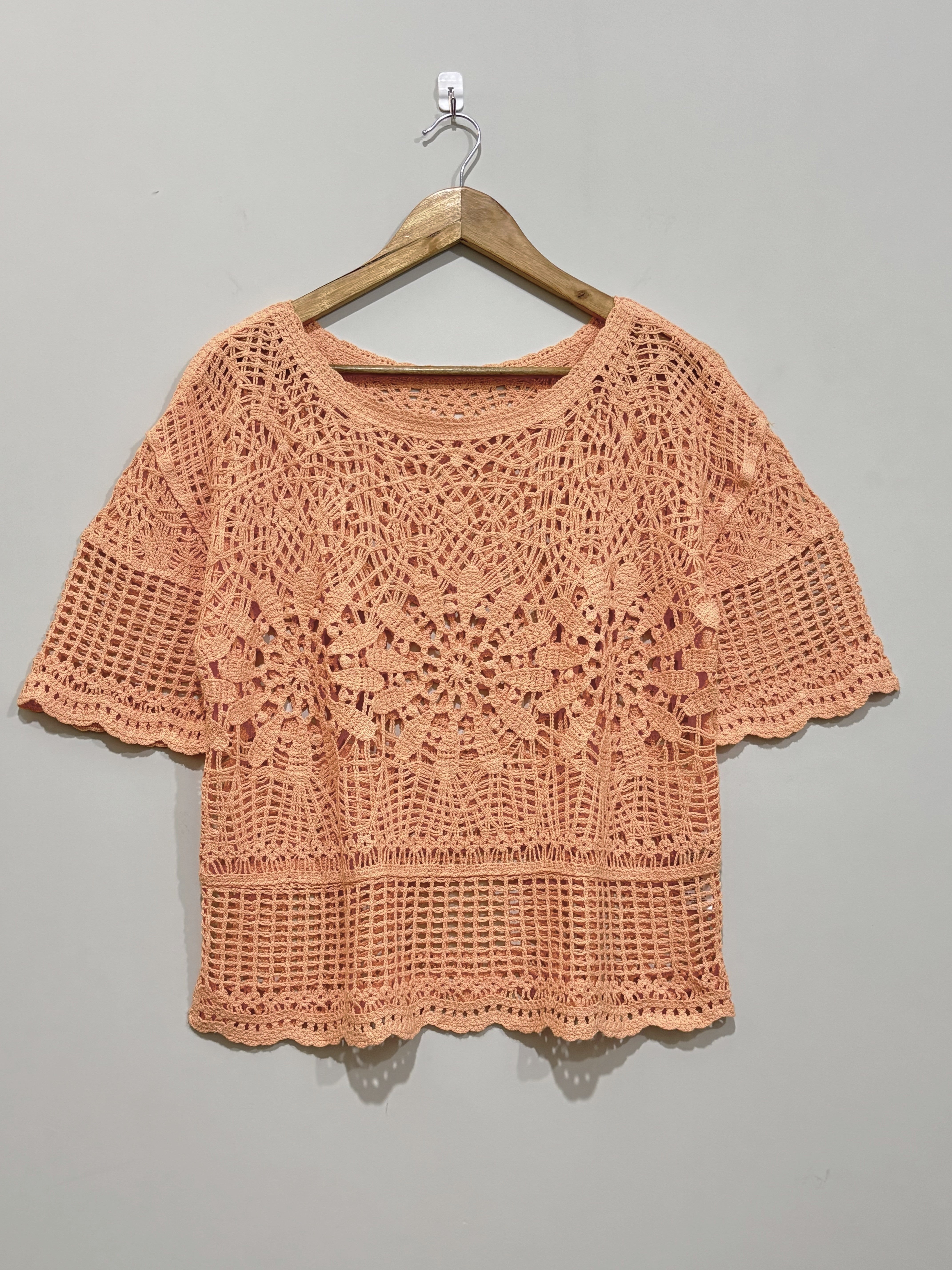 Peach floral crochet short-sleeve top with scalloped edges and round neckline