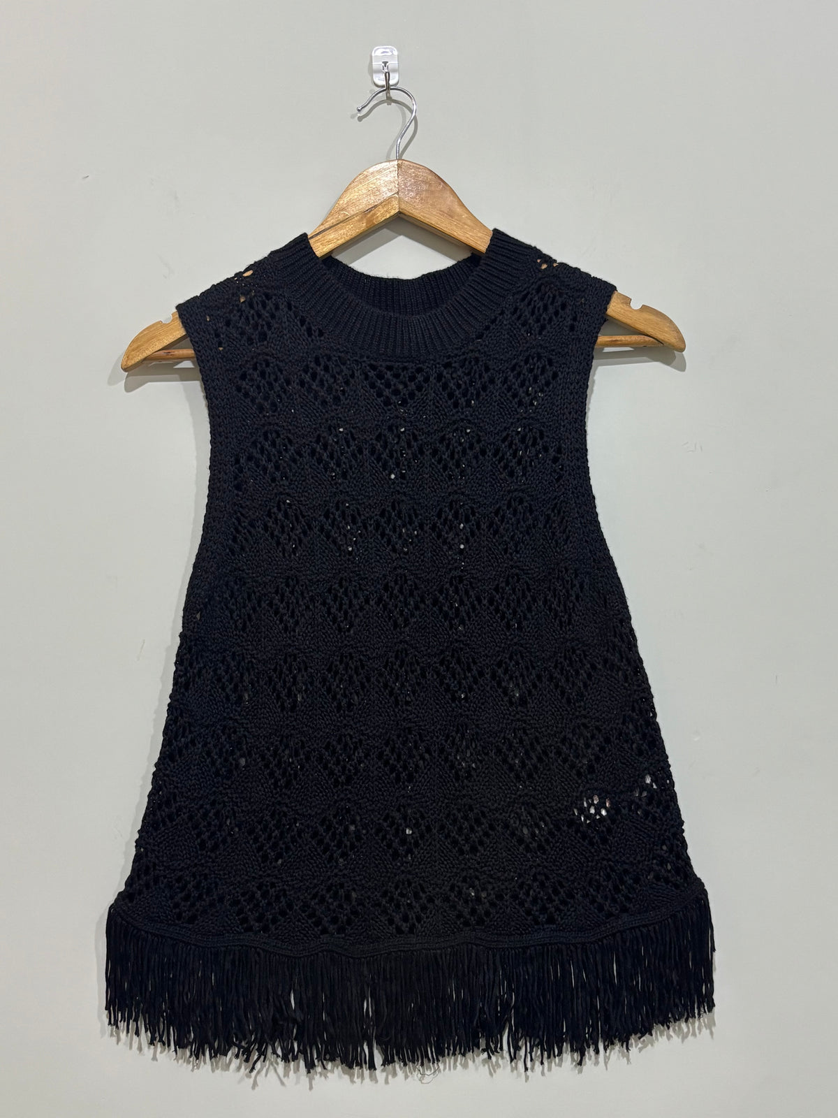 Black sleeveless openwork round-neck top with fringed hem