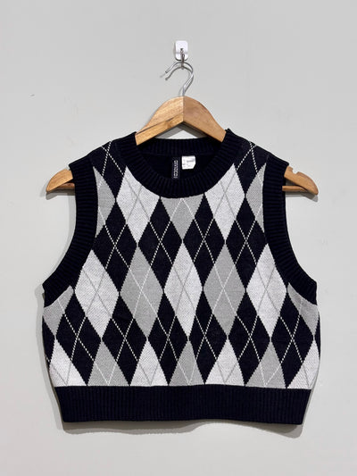 Black and grey argyle cropped crew-neck sweater vest with ribbed trim