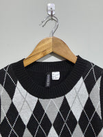 Close-up of H&M Divided label and argyle pattern